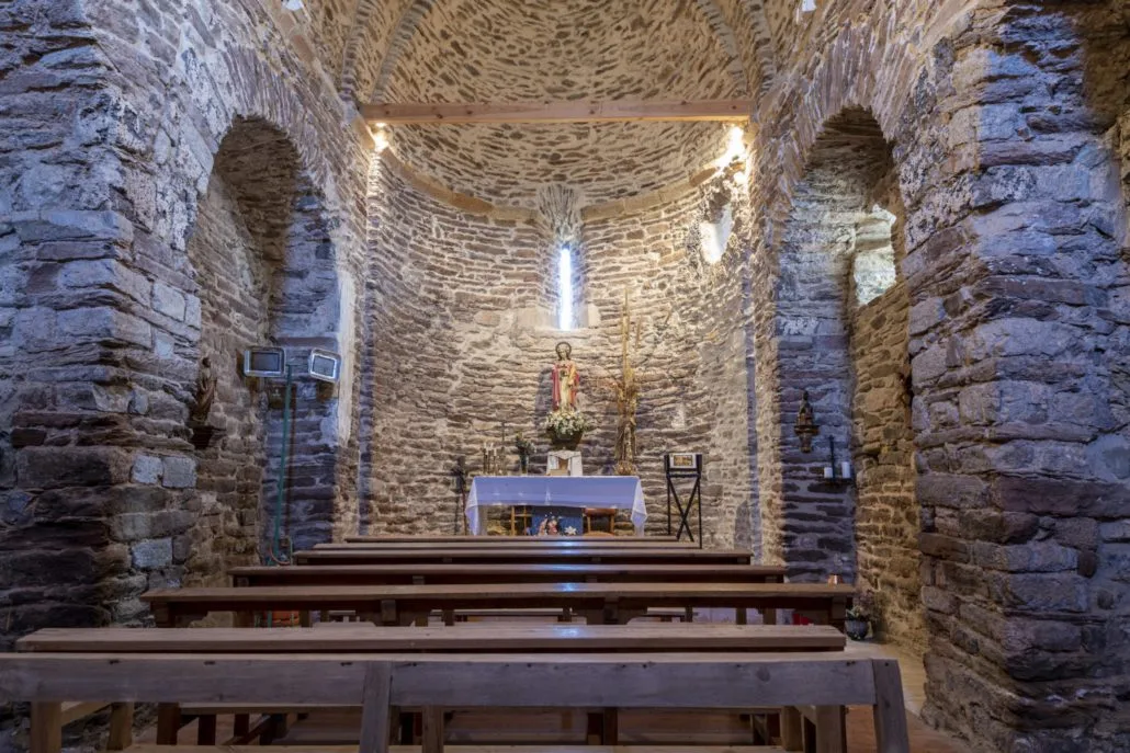 Vista interior de l'església de Sant Eugènia de Saga.