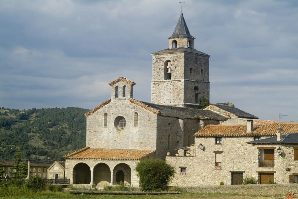 Vista exterior de l'església de Santa Maria de Talló.
