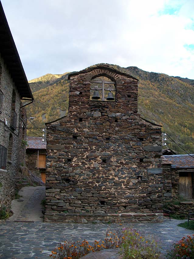 Vista des de l'exterior de l'església de Sant Romà d'Aineto.