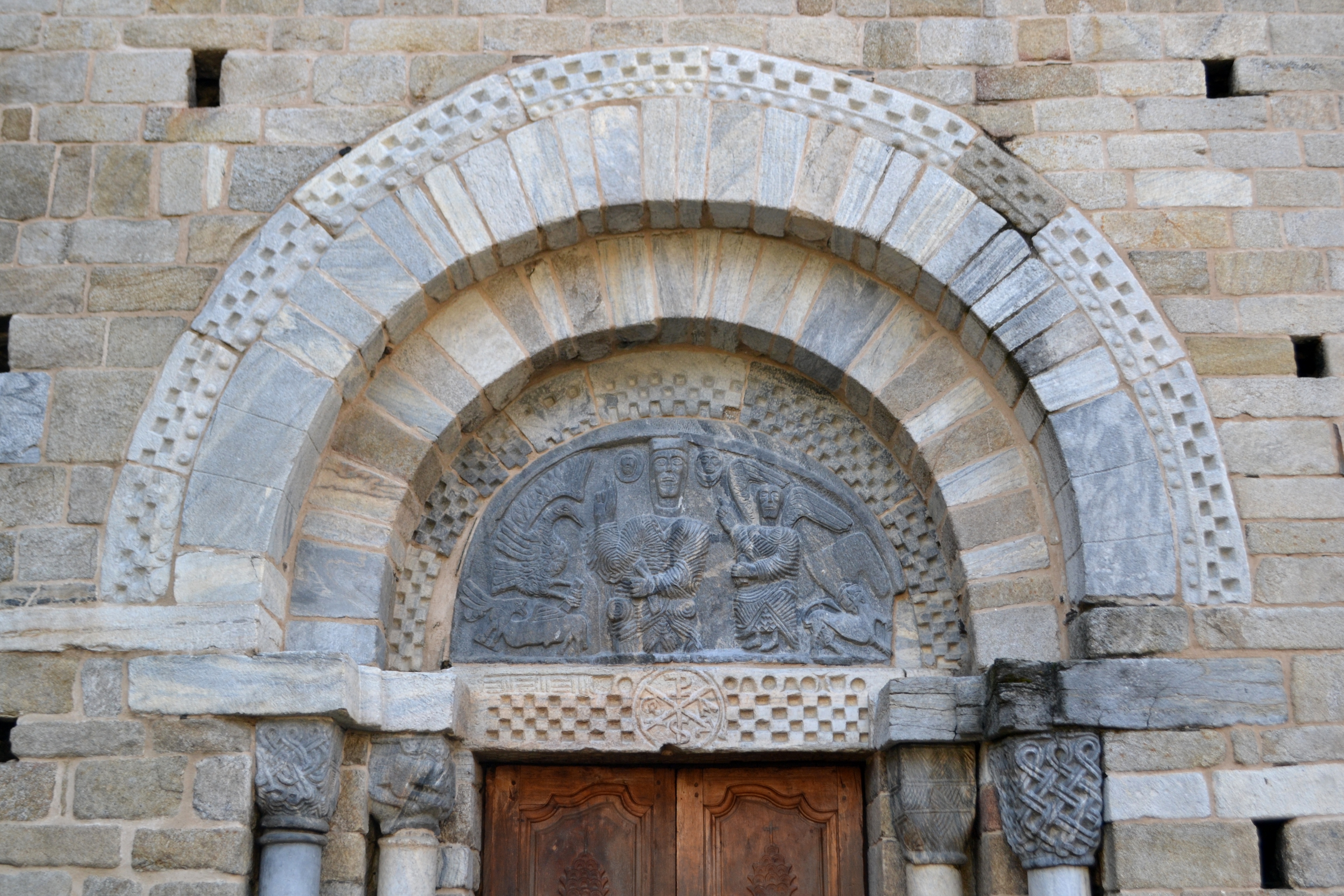 Detalle de la puerta de la iglesia de la Mair de Diu dera Purificacion de Bossost. 