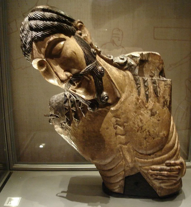 Imatge del Crist de Mijaran del segle XIII. Una talla de fusta que conserva només el bust i té el cap inclinat cap a l'esquerra. 