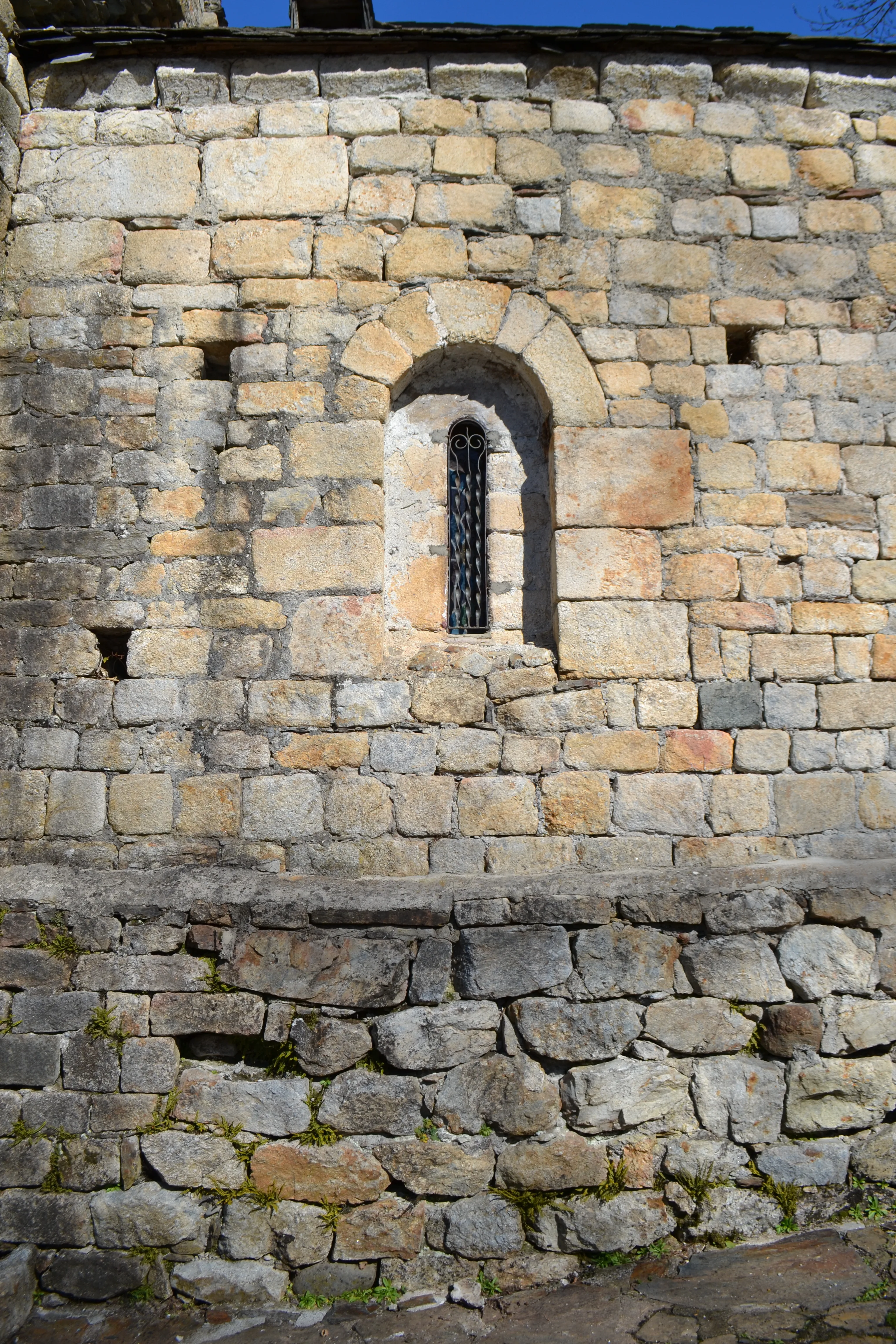 Vista de la finestra de l'absis de Sant Blai de Les. 