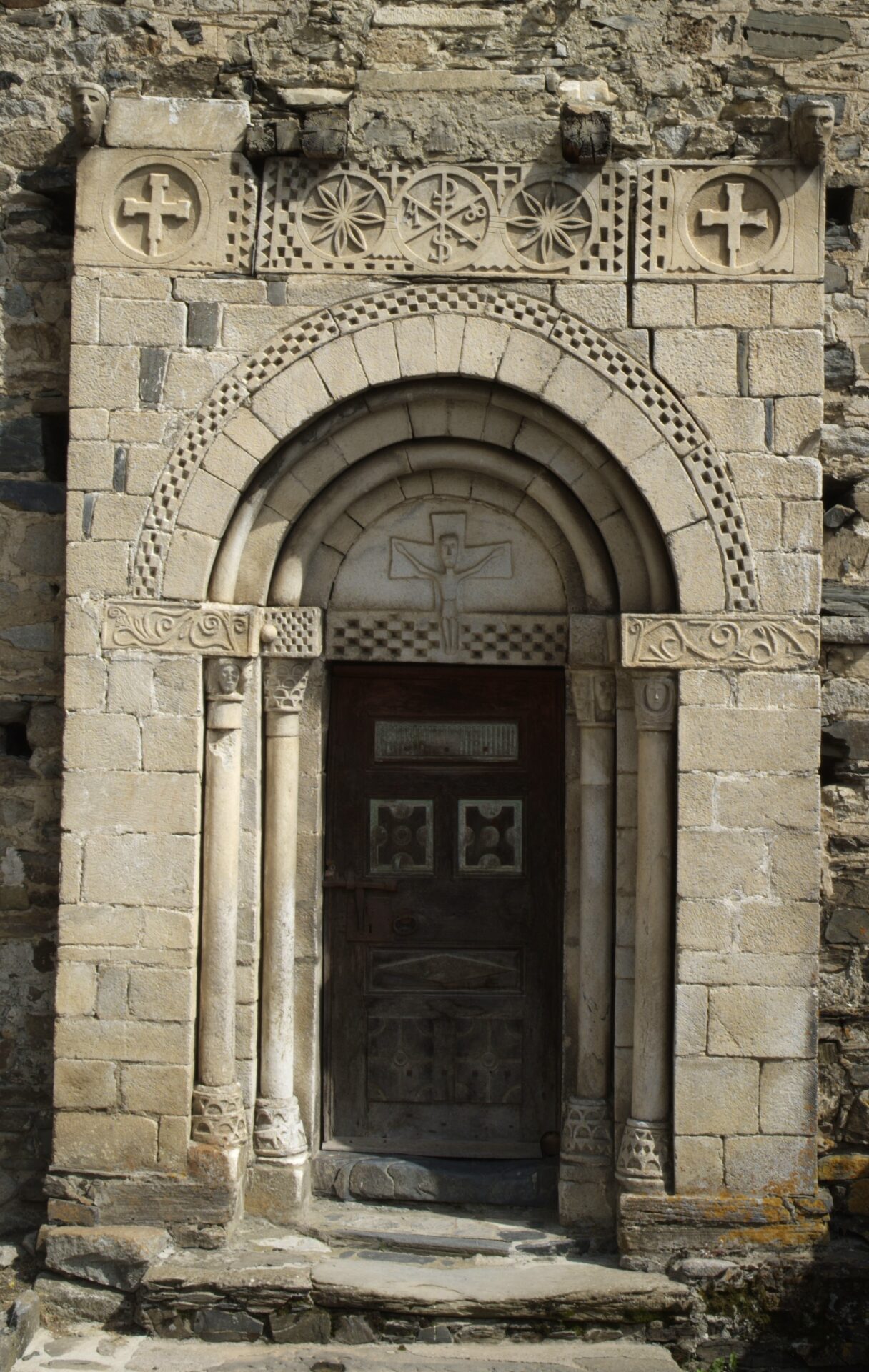 Portalada principal de l'església de Sant Pèir d'Escunhau.