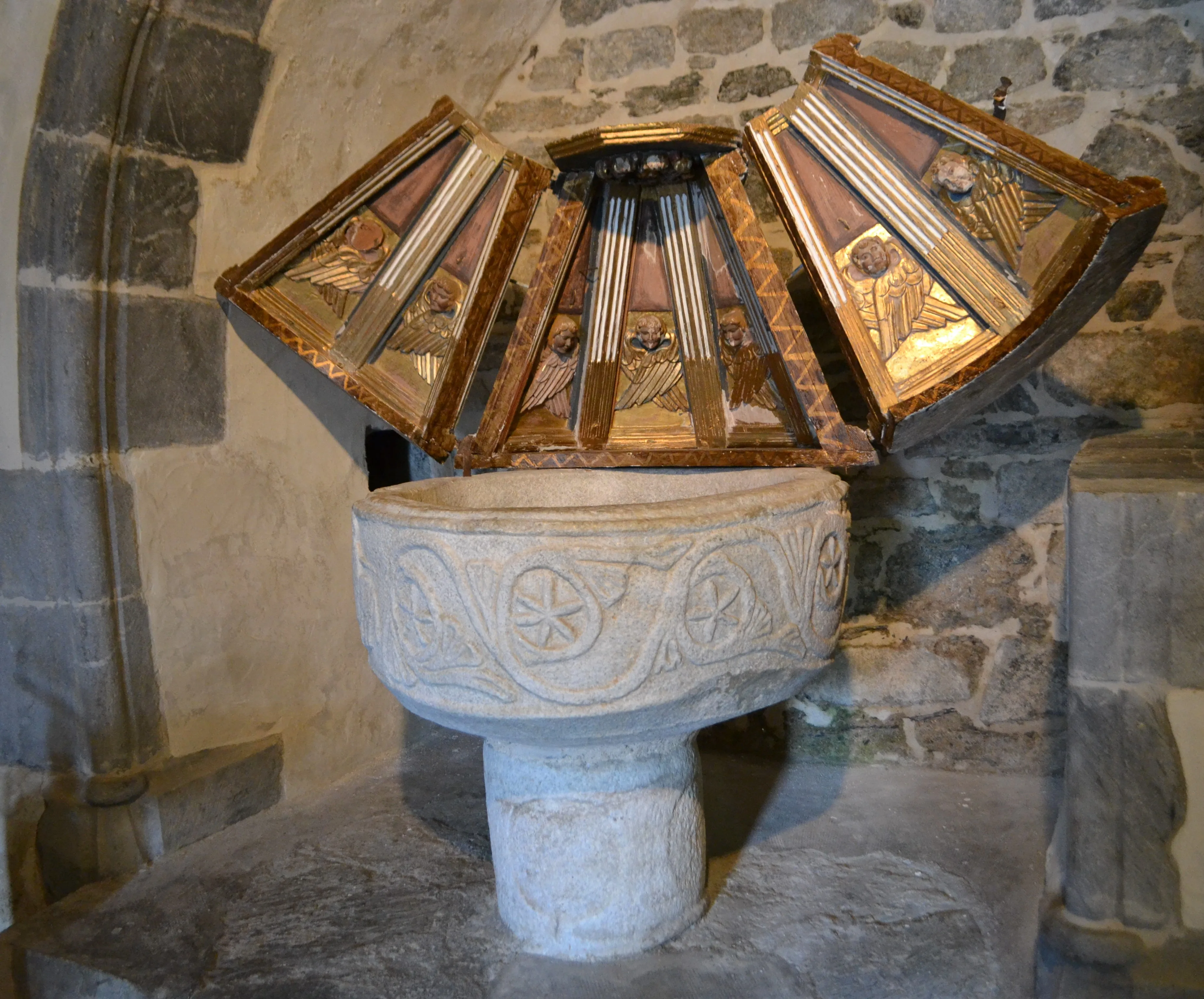 Pica baptismal romànica amb la tapa d'època moderna. 