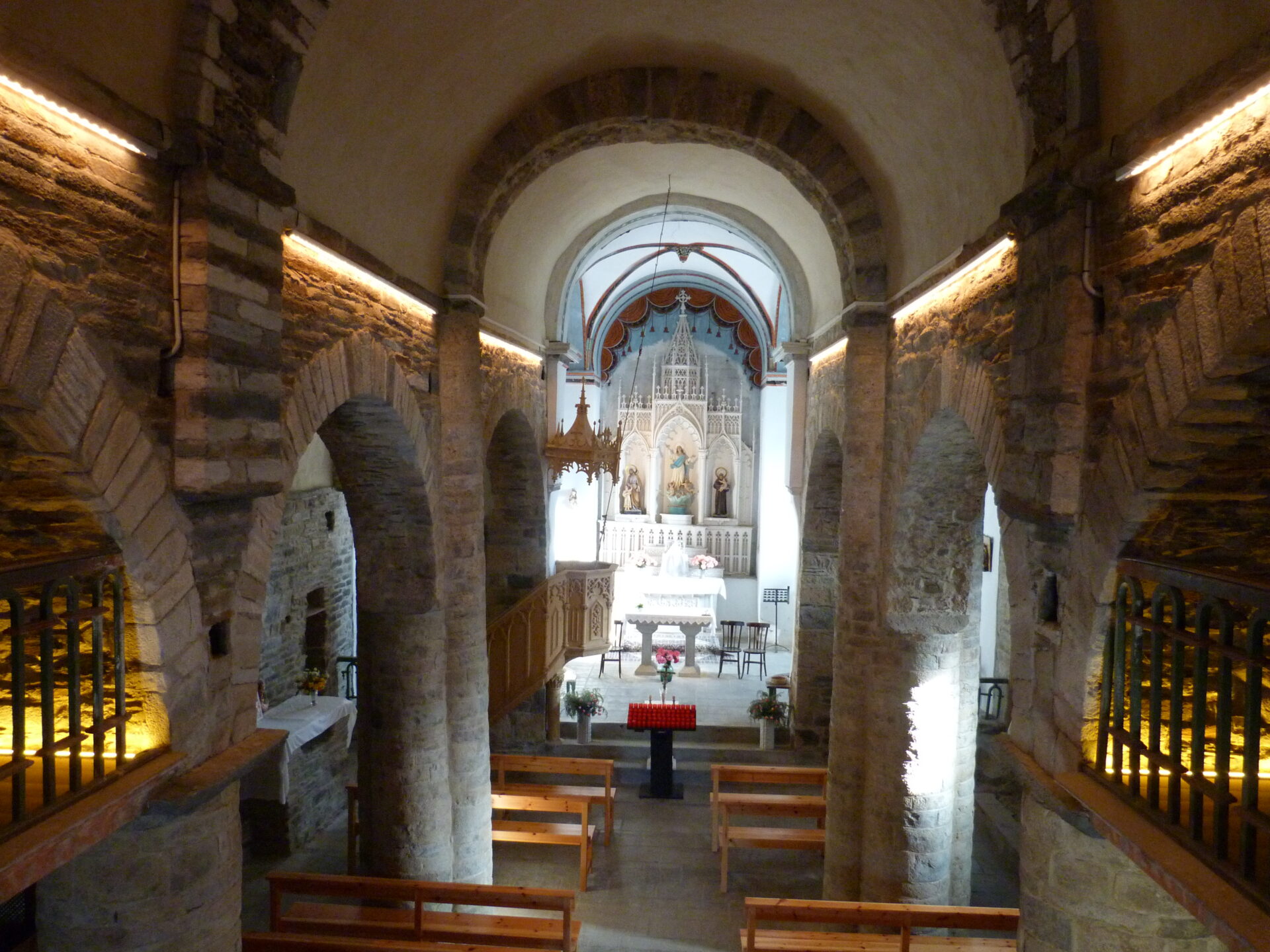 Interior de l'església de Santa Maria de Vilamòs.