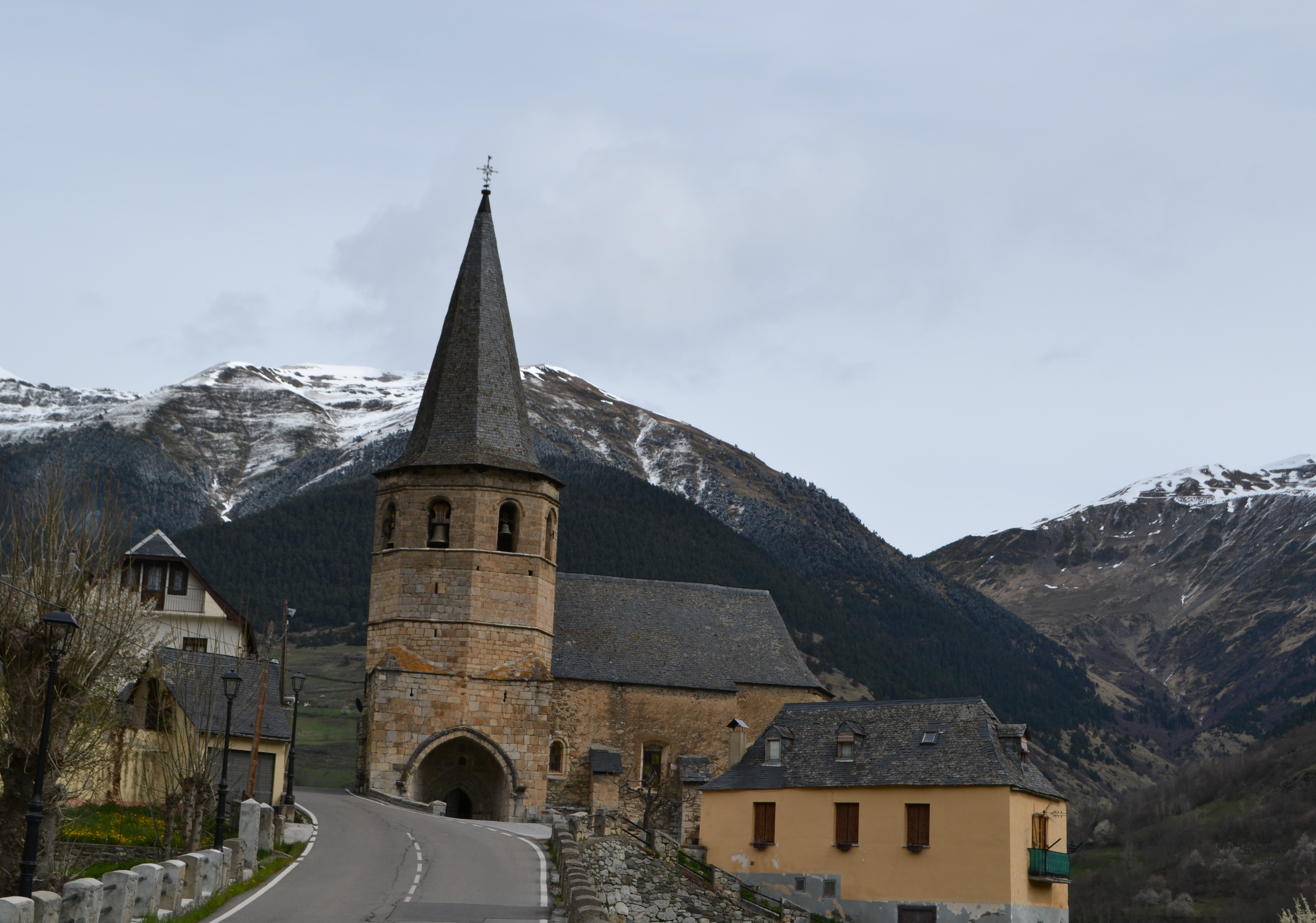 Vista de l'església de Sant Martin de Gausac des de l'exterior. 