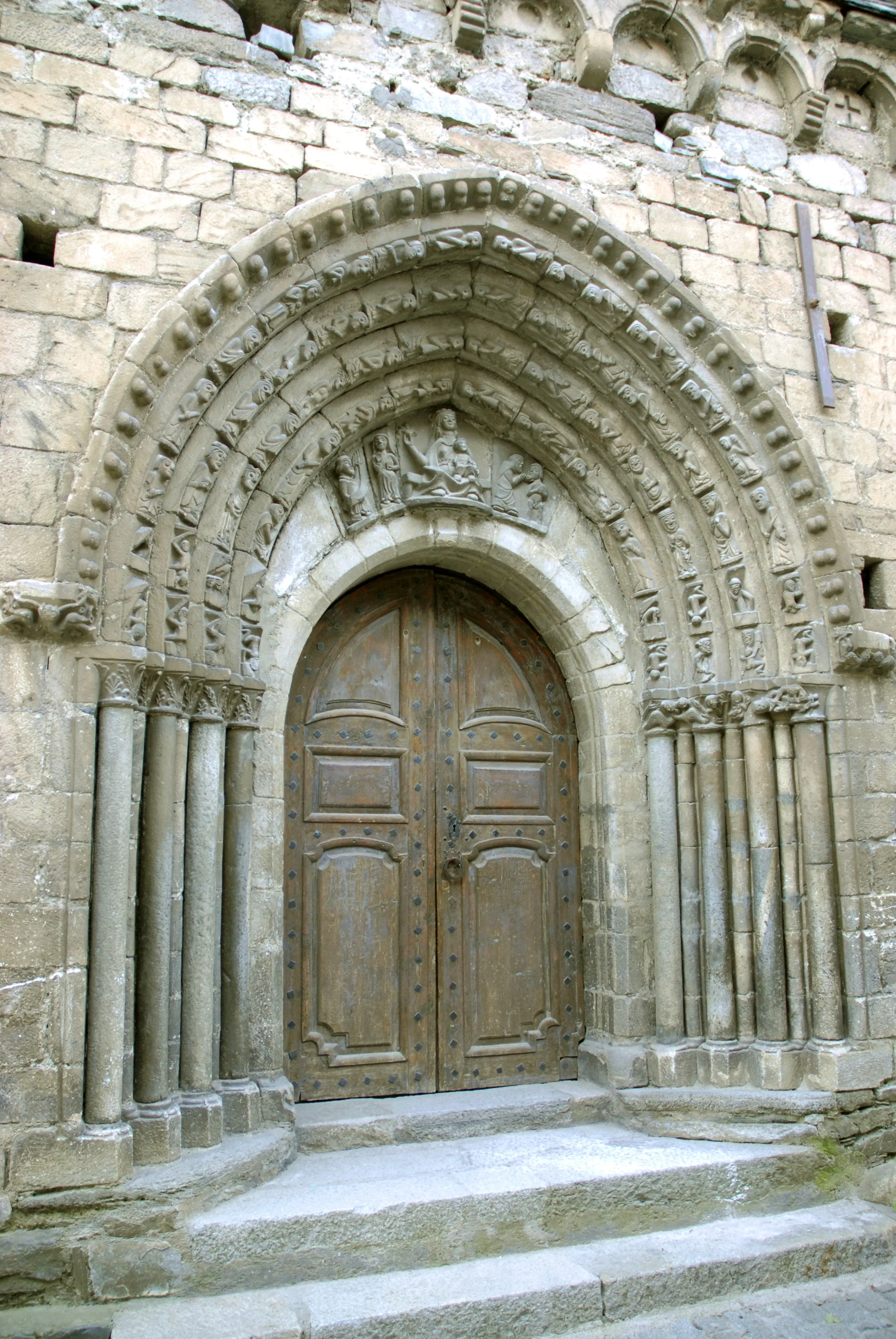 Portalada principal de l'església de Sant Estèue de Betren. 