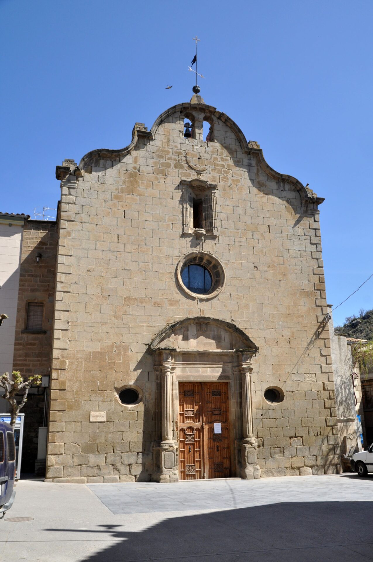 Imatge exterior de l'església de Santa Maria de la Plaça de Sanaüja