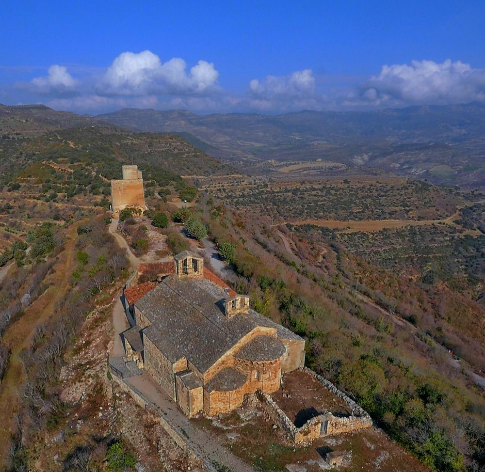 Vista aéria de Santa María de Mur con un dron. 